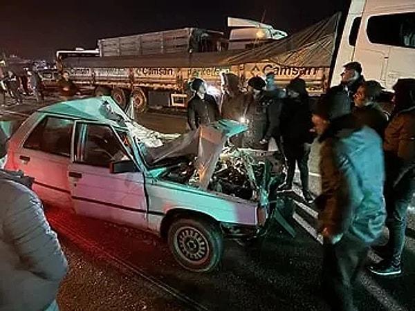 Nevşehir’de katliam gibi kaza meydana geldi. 14 aracın karıştığı zincirleme kazada ilk belirlemelere göre 3’ü ağır 7 kişi yaralandı. Kazayla ilgili soruşturma başlatıldı.