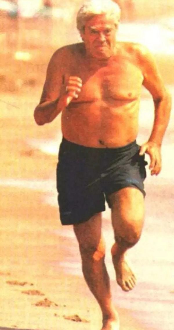 2. Cüneyt Arkın, 1999 yılında Antalya Altın Portakal Film Festivali'nde kumların üzerinde koşarken.