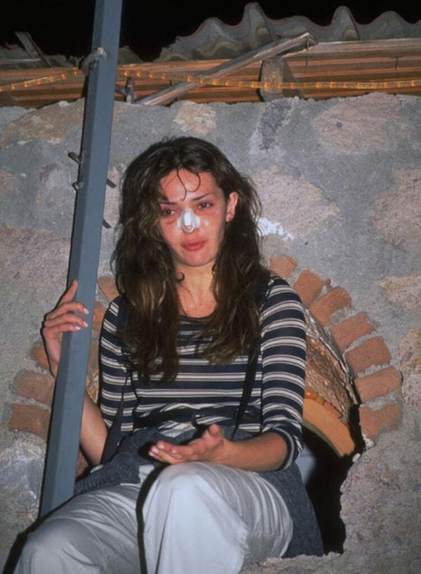 8. Burnundan estetik geçiren Hande Ataizi'nin gazetecilere görünmemek için mekandan kaçmak isterken tuvalet penceresine sıkışıp kalması... (1999)