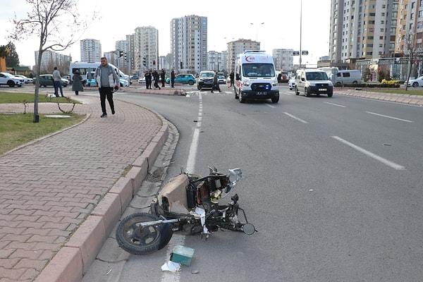 Kayserispor Başkanı Ali Çamlı idaresindeki 38 AKA 095 plakalı cip ile Kadir Has Caddesi istikametinden gelen İbrahim M. yönetimindeki elektrikli bisiklete çarptı.