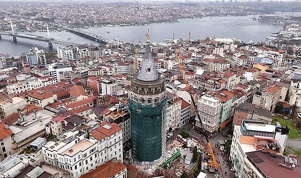 İstanbul’un simgesi tarihi kulenin kubbesi de demir parmakların ardına gizlendi. Galata Kulesi’nin son hali havadan görüntülendi.