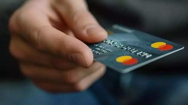 Kredi kartlarında düzenlemelerin devam etmesi beklenirken, harcamalar hız kesmiyor.