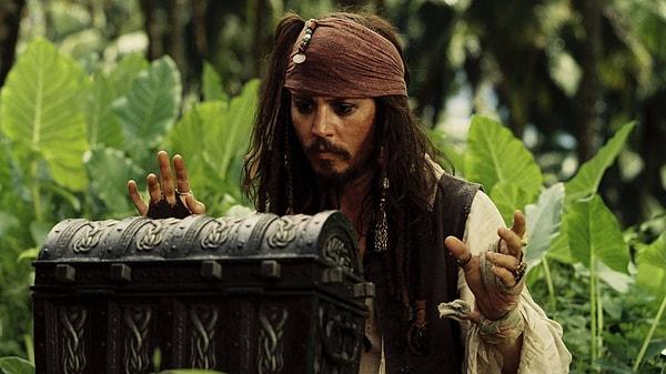 Disney'in yeni bir 'Karayip Korsanları' serisi üzerinde çalıştığı haberleri hayranları çok sevindirmişti. Ancak seride yer alacak oyuncuların kim olacağı hakkında ortaya birbirinden çeşitli iddialar atılmıştı. Bu söylentilerden en büyüğü Johnny Depp'in seriye geri dönüp dönmeyeceği konusuydu.
