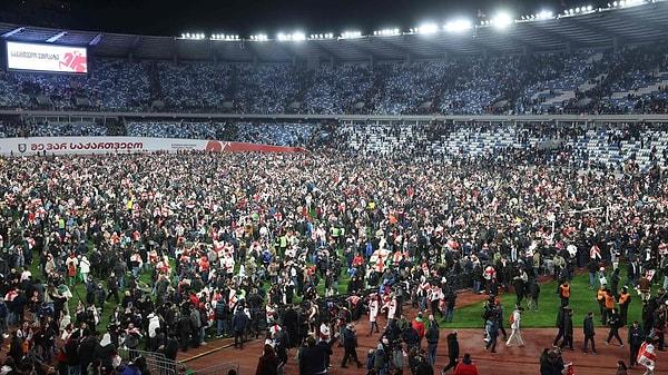 Maç sonunda binlerce Gürcistanlı sahaya inerek tarihi başarıyı kutladı.