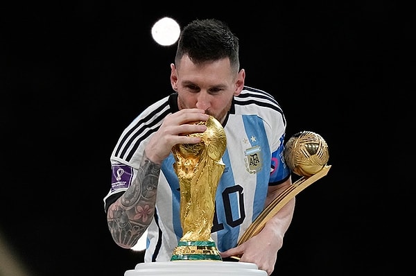 2022'deki Dünya Kupası'nda mutlu sona ulaşan Messi, kupaya kazanmasaydı milli takımı bırakacağını açıkladı: "Dünya Kupası'nda Suudi Arabistan maçı dışında turnuvadan keyif aldım. Fransa'ya karşı finali kazandık ve çok güzeldi. Şampiyon olmasaydık muhtemelen milli takımı bırakırdım"