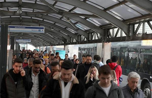 İstanbul Büyükşehir Belediyesi, elektrikli metrobüslerin test sürüşlerine 1 Nisan itibarıyla başlanacağını açıkladı.