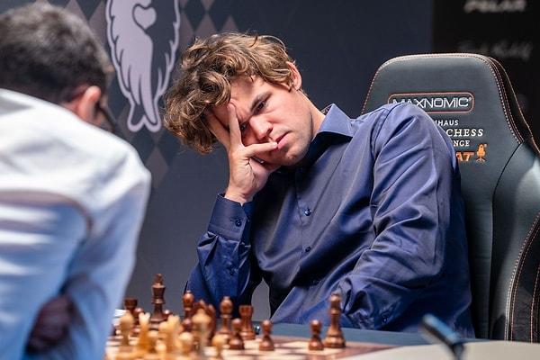 1 dakikalık mücadelenin oyun sonunda atını uyuyan Magnus Carlsen zamanın dolmasını beklemeden oyunu terk etti.