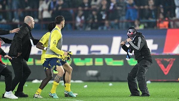 Fenerbahçe’nin, Trabzonspor’u 3-2 yendiği karşılaşma sonrasında taraftarlar sahaya inmiş ve Fenerbahçeli bazı futbolcularla kavga etmişti.