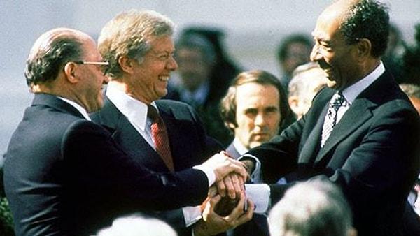 Mısır ve İsrail arası barış antlaşması imzalandı.
