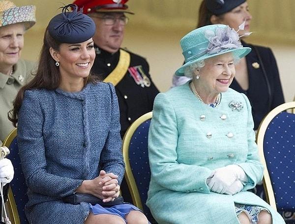 18. Buckingham Sarayı'nın olaylı kraliçesi Camilla kamu görevlerine kaldığı yerden devam ediyor. Prenses Kate Middleton ve Karl Charles'ın hastalığı yüzüznden her işe koşturan Camilla hiç beklemediği bir sürprizle karşılaştı.