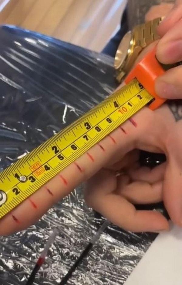 Tam tamına 10 santimetre boyundaki dövme ise santim santim bölmelere ayrılmış: Yani anlayacağınız dövmenin sahibi 10 santimetre büyüklüğündeki her şeyi parmağıyla ölçebiliyor.