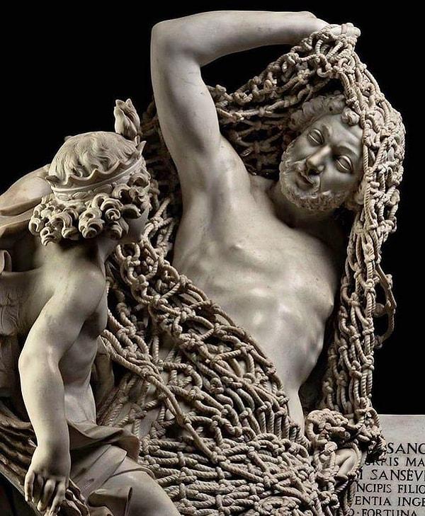 13. İkinci Disinganno, İtalyan Francesco Queirolo tarafından yapılmış ve bir melek tarafından ağlardan kurtarılan bir balıkçıyı tasvir eden bir heykeldir. Bu şaheser, 7 yıllık bir çalışmanın ardından 1759 yılında tamamlanmış ve tek parça mermerden oyularak yapılmıştır. Şimdi Napoli'deki Cappella Sansevero'da sergileniyor.