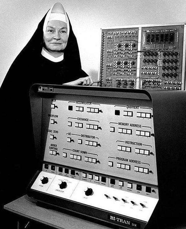 1. Rahibe Mary Kenneth Keller, 1965'te Amerika Birleşik Devletleri'nde bilgisayar bilimi alanında doktora derecesi alan ilk kadındır.