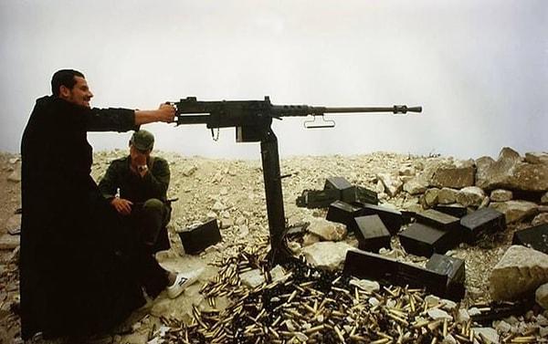 2. Lübnan iç savaşı sırasında makineli tüfek kullanan Rahip. (Güney Lübnan, Mayıs 1985)