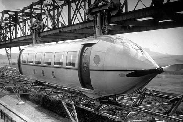 9. Glasgow şehrinde sergilenen Bennie Raylı Uçağı . Bennie Raylı Uçağı, George Bennie tarafından icat edilen ve pervaneler yoluyla havada bulunan raylar boyunca hareket eden bir demiryolu taşımacılığı biçimiydi. (Birleşik Krallık 1930)