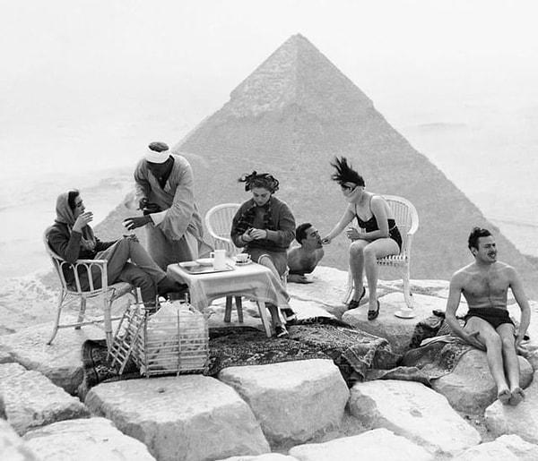 14. Büyük Piramidin tepesinde çay içen ve güneşlenen turistler. (1938)