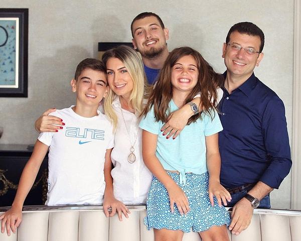 Ailenin birçok fotoğrafı var, hepsi de birbirinden güzel ama İmamoğlu ailesinin 2019 yılında çektirdikleri bu aile fotoğrafını hatırlıyor musunuz? Bu aile fotoğrafı 5 yıl önce yine bir seçim döneminde çekilmişti.