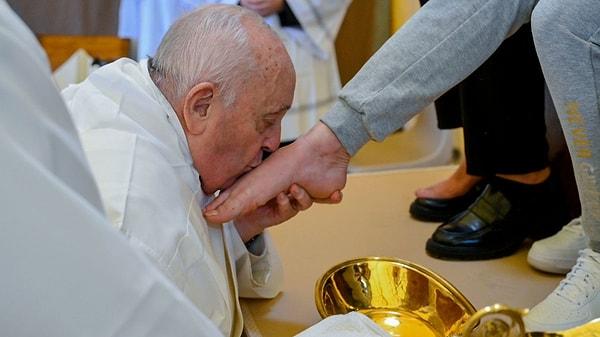 Sağlık sorunları sebebiyle tekerlekli sandalye ile cezaevine gelen Papa, 12 kadın mahkumun ayağını yıkadı ve öptü.