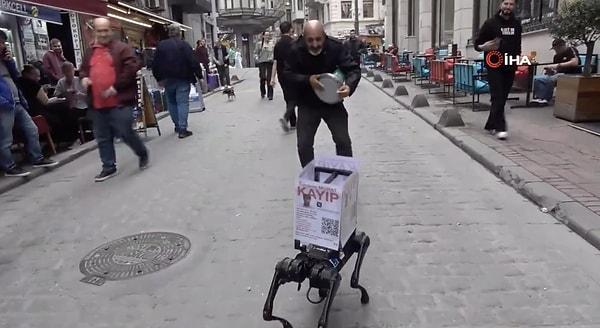 Bir inovasyon şirketi tarafından geliştirilen "Jidoka Dog" isimli robot köpeğe Taksim'de darbuka ile göbek attırdılar.