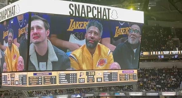 Indiana Pacers, Lakers maçının son 2 dakikasına 19 sayı önde girince, salondaki Lakers taraftarına dev ekranda ağlama filtresi yaptı.