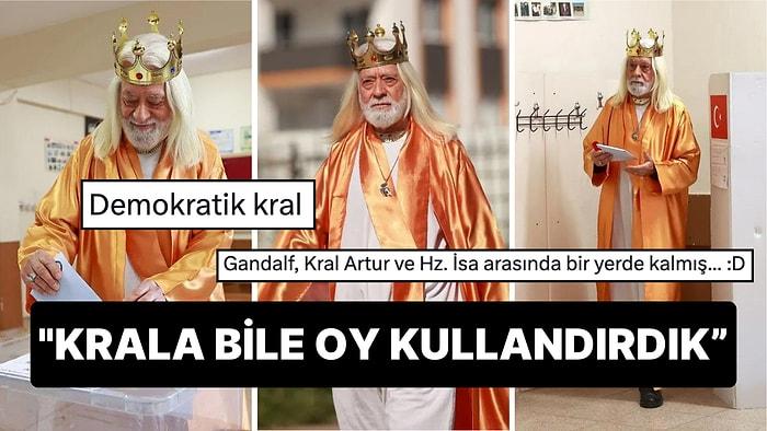 Sandık Başında Unutulmaz Görüntü: Tacıyla Oy Kullanan "Adana Kralı" Ortalığı Yıktı Geçti!