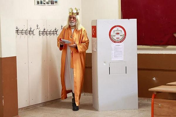 Şehrin ikonik isimlerinden birine dönüşen Adana Kralı oy kullandıktan sonra açıklama da yaptı:
