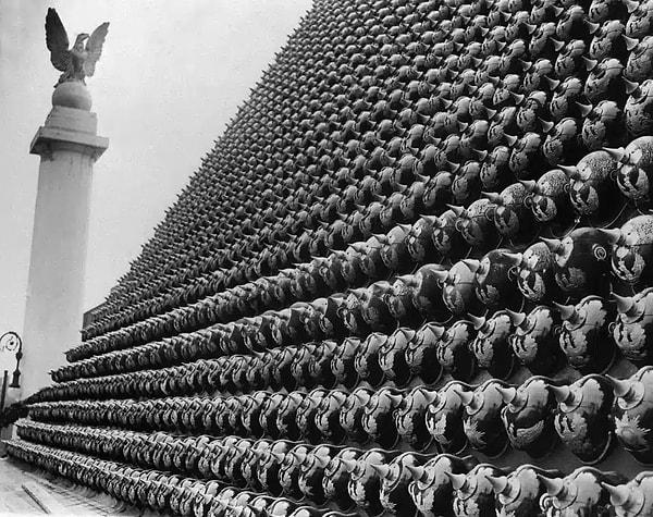 2. New York'ta İkinci Dünya Savaşı'ndan kalan Alman kaskları ile oluşturulan piramit, 1919.