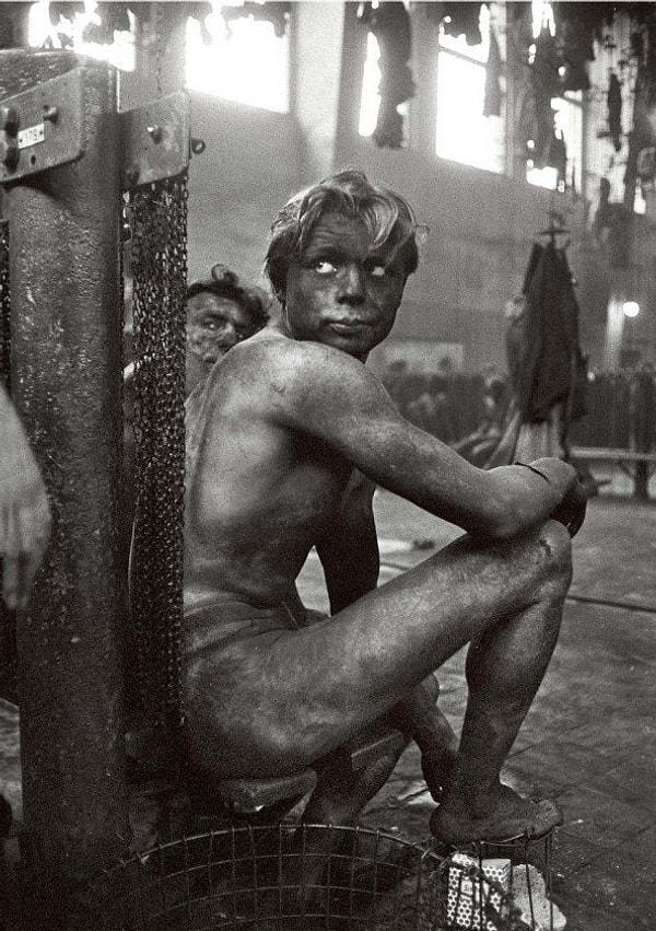 10. Vardiyasının sonunda ortak duşa girmeyi bekleyen kömür madencisi, 1958, Almanya.