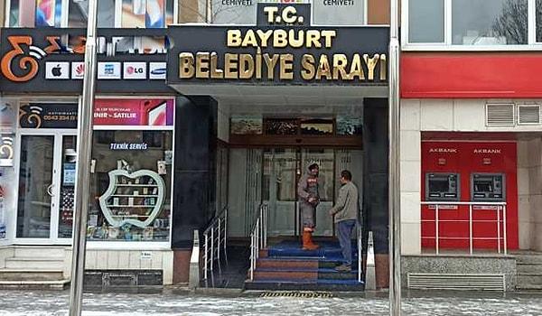 Nüfusu 50 bin kişiden az olan il merkezi belediyelerin başkanları da 77.822 TL lira alırken, Türkiye'de böyle bir il de bulunmuyor. En düşük nüfusa sahip 3 il, 92 bin 819 kişilik nüfusuyla Ardahan, 89 bin 317 kişilik nüfusuyla Tunceli ve 86 bin 47 kişiyle Bayburt var.