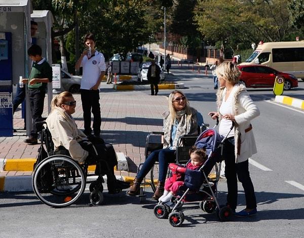 Dilek İmamoğlu, 2014 yılında engelli vatandaşların yaşadıkları zorlukları hissetmek ve farkındalık yaratmak amacıyla bir gün boyunca tekerlikli sandalye kullanmıştı.
