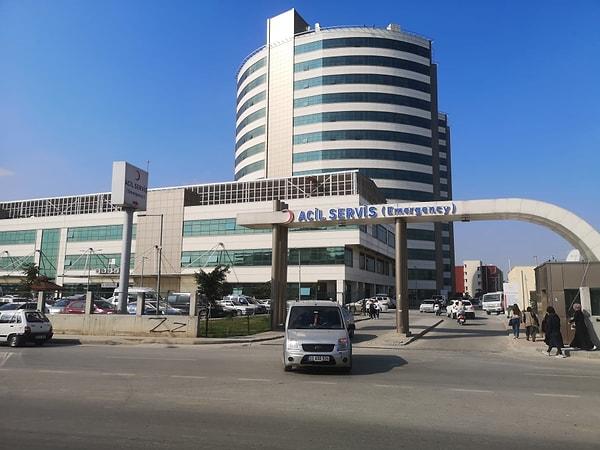 Kan donduran olay sabah saatlerinde, Tarsus Devlet Hastanesi'nin 8. katında bulunan beyin cerrahi bölümünde meydana geldi.