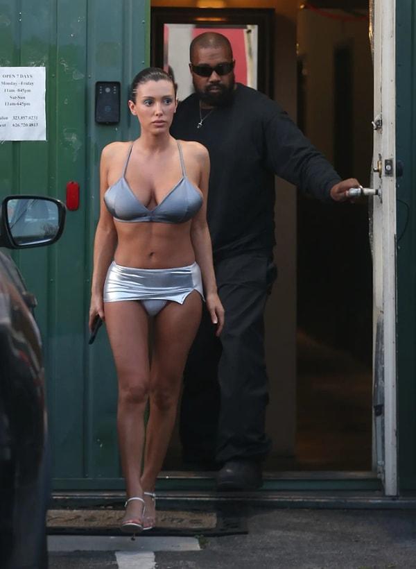Kanye West, eski eşi Kim Kardashian'la boşandıktan sonra 2022'de aniden evlendiği yeni eşi Bianca Censori'yle aşk yaşıyor. İlişkilerinin başladığı günden bugüne kadar Bianca'yı açık seçik giydirdiği iddialarıyla gündemden bi' düşmediler.