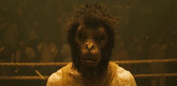 Dev Patel'in senarist ekibinde olup yönetmen koltuğunda oturduğu ve son zamanların en çok dikkat çeken aksiyon ve gerilim filmi olan Maymun Adam (Monkey Man) 5 Nisan günü vizyona girdi.