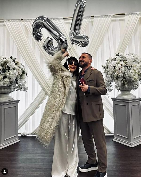 20 Mart'ta ise heyecanla bekledikleri kızı Asya'nın babası, övmelere doyamadığı sevgilisi Levent Yaşar'la sade bir nikah töreniyle evlendi! Epey de duygusal bir notla paylaşmıştı nikah fotoğrafını...