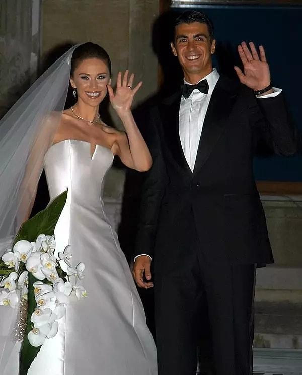 2002 yılında evlecekleri haberi kulislerde konuşulmaya başlanan ünlü çift 2005 yılında dönemin Başbakanı Recep Tayyip Erdoğan'ın nikah şahidi olduğu bir düğünle dünyaevine girmişti