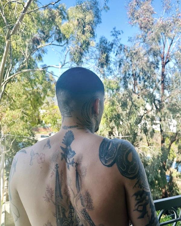Zayn Malik Los Angeles'tan paylaştığı fotoğrafla sırtındaki yeni dövmeleri sergiledi.