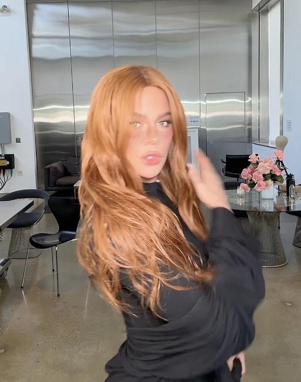 Khloe Kardashian kırmızı saçlarıyla yeni imajını gözler önüne serdi.