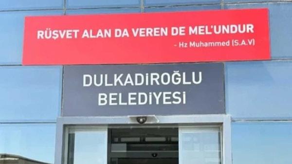 Dulkadiroğlu Belediye Başkanı seçilen YRP'li Mehmet Akpınar da belediye binasında aynı tabelayı kullandı.