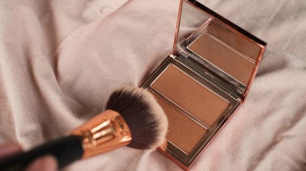 Bronzer, cildinize doğal ve sağlıklı bir parlaklık kazandırmak için ideal bir seçenek.