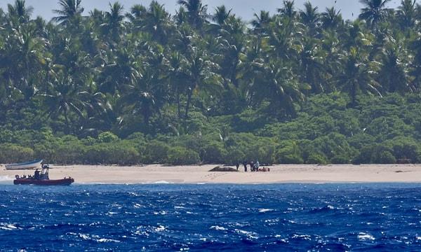 Uçak, Mikronezya Federal Devletleri'nin bir parçası olan adada mahsur kalan gemicilere yiyecek, içecek ve sudan oluşan bir paket bıraktı. Daha sonra kurtarma çalışmaları başladı.