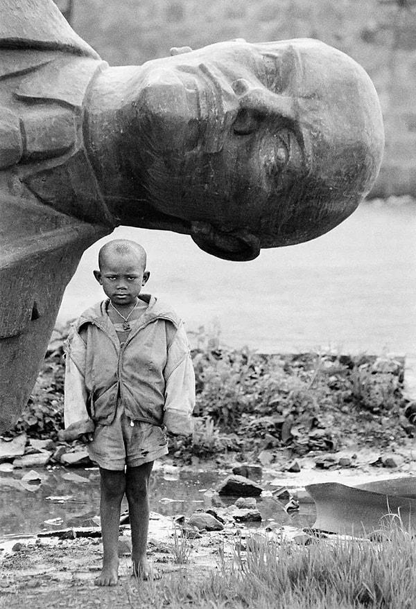 3. Lenin'in düşmüş heykelinin önünde duran çocuk, Etiyopya, 1991.