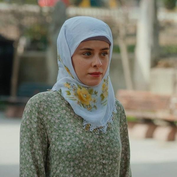 Dizinin ilk sezonunda Gülayşe'nin öldürülen annesinin hikâyesi işlenirken, annenin hiçbir yaşlandırma tekniği kullanılmadan yine Alişan tarafından canlandırılması gündem oldu.