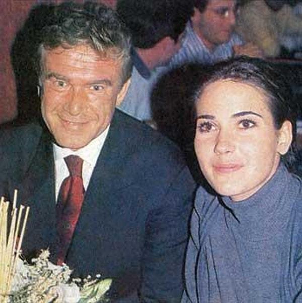 90'lı yılların başında tescilli güzel Yasemin Baradan ile başarılı gazeteci Uğur Dündar'ın birlikteliği kulaktan kulağa dolaşmaya başlamıştı.