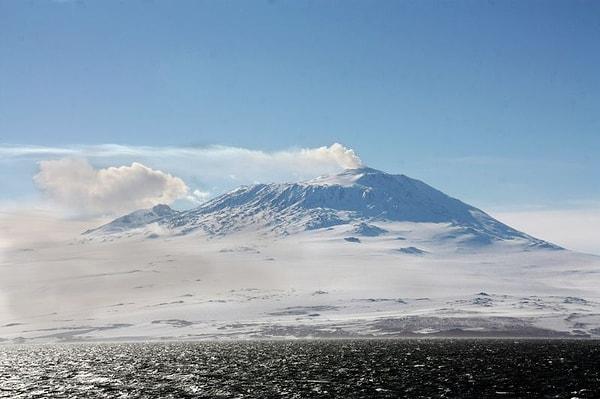 2017 yılında yapılan bir araştırmada bölgede 138 yanardağ bulunduğu tespit edildi. Erebus Dağı ise diğerlerinden bir hayli farklı. Onu özel ya da farklı kılan pek çok sebep ver. İlk kez 1841'de patladığı söylenen dağ, 1972 yılından beri köpüren ve yakıcı derecede sıcak bir lav gölü!