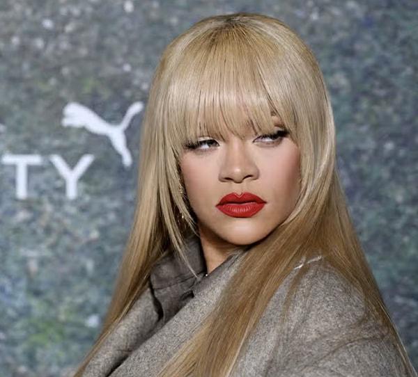Geçtiğimiz saatlerde uzun sarı saçlarıyla kendi makyaj markasının etkinliğine katılan Rihanna'nın sarı saçları yeniden ilgi odağı olsa da...