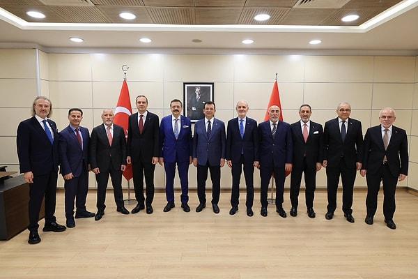 TOBB Başkanı Rifat Hisarcıklıoğlu, beraberindeki heyet ile birlikte İBB Başkanı Ekrem İmamoğlu’nu ziyaret etmiş ve sosyal medyada fotoğraf paylaşmıştı.