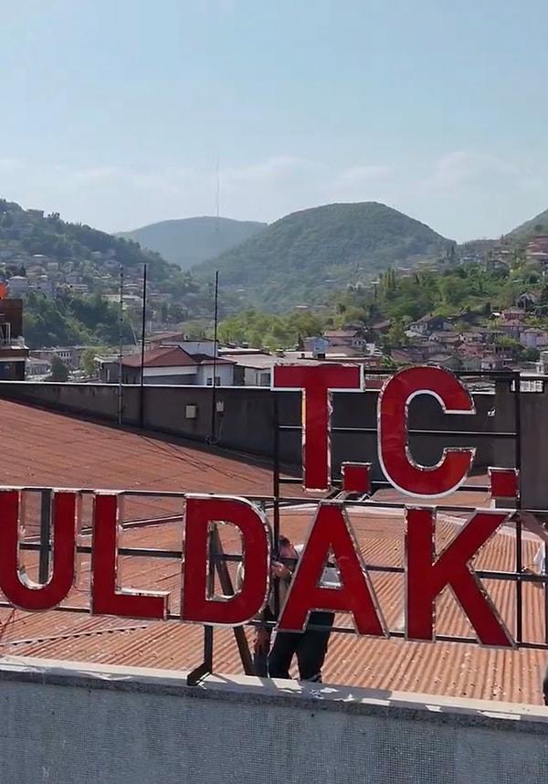 Zonguldak Belediyesi de bu belediyelerden biri ve T.C. ibaresini astıkları anı bir video klip eşliğinde paylaştı.