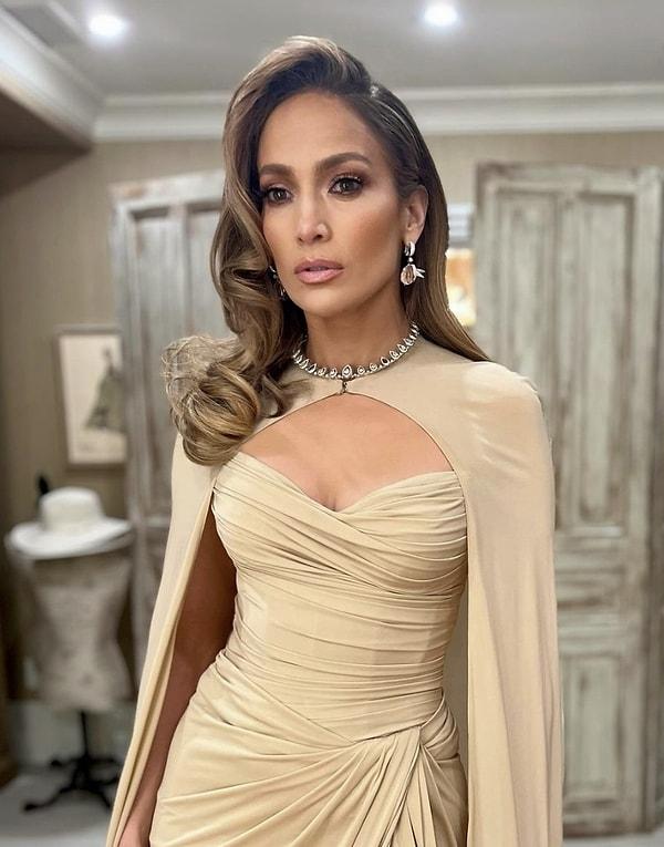 Jennifer Lopez şıklığını gösterdi.