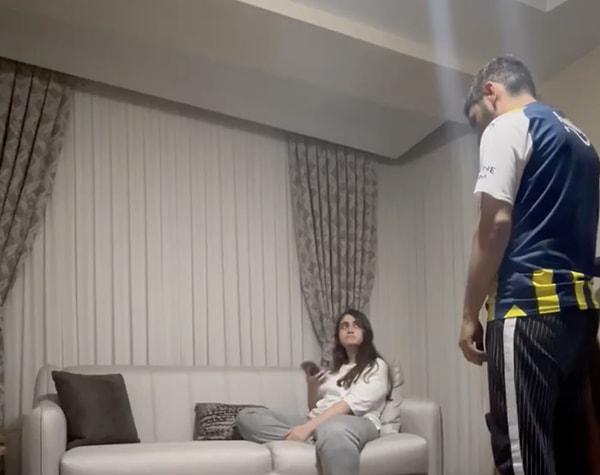 Fenerbahçeli bir genç de teselliyi partnerinin kollarında buldu.