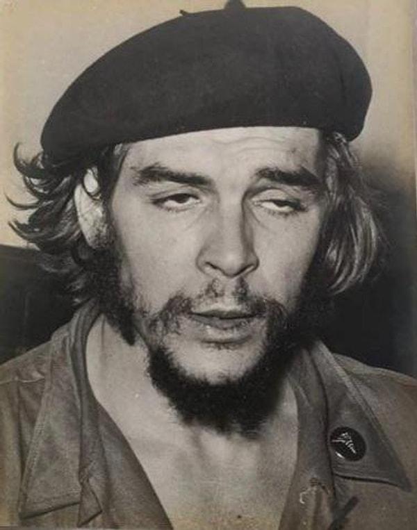 2. Ernesto Che Guevara'nın hapşırık ortasında çekilmiş fotoğrafı. (1960'lar)